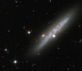 Hubble-Aufnahme der unförmigen Spiralgalaxie UGC 2890. (Credits: ESA / Hubble & NASA, C. Kilpatrick)