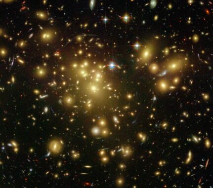 Hubble-Aufnahme des Galaxienhaufens Abell 1689. (Credits: NASA, ESA, L. Bradley (JHU), R. Bouwens (UCSC), H. Ford (JHU), and G. Illingworth (UCSC))