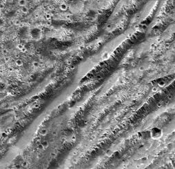 Oberflächenstrukturen auf dem Jupitermond Ganymed, aufgenommen von der Raumsonde Galileo. (Credits: NASA / JPL-Caltech / Brown University)