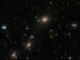 Eine Ansammlung astronomischer Objekte auf einem Bild des Weltraumteleskops Hubble. (Credits: ESA / Hubble & NASA, H. Ebeling)
