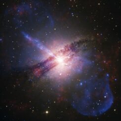 Die Galaxie Centaurus A, basierend auf Daten der Weltraumteleskope Chandra und IXPE, sowie der Europäischen Südsternwarte. (Credit: X-ray: (IXPE): NASA / MSFC / IXPE / S. Ehlert et al.; Chandra: NASA / CXC / SAO; Optical: ESO / WFI; Image processing: NASA / CXC / SAO / J.Schmidt)