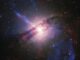 Die Galaxie Centaurus A, basierend auf Daten der Weltraumteleskope Chandra und IXPE, sowie der Europäischen Südsternwarte. (Credit: X-ray: (IXPE): NASA / MSFC / IXPE / S. Ehlert et al.; Chandra: NASA / CXC / SAO; Optical: ESO / WFI; Image processing: NASA / CXC / SAO / J.Schmidt)