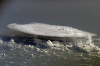 Eine hochliegende Eiswolke, aufgenommen von Bord der Internationalen Raumstation ISS. (Credits: NASA)