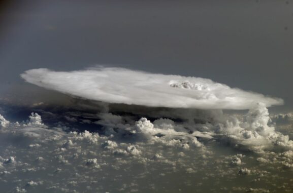 Eine hochliegende Eiswolke, aufgenommen von Bord der Internationalen Raumstation ISS. (Credits: NASA) Eine hochliegende Eiswolke, aufgenommen von Bord der Internationalen Raumstation ISS. (Credits: NASA)