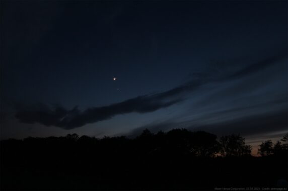Mond-Venus-Konjunktion am Abend des 23. Mai 2023. (Credits: astropage.eu)