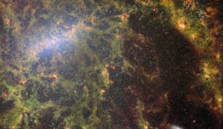 Webb-Aufnahme der Balkenspiralgalaxie NGC 5068, basierend auf Daten von MIRI und NIRCam. (Credits: ESA / Webb, NASA & CSA, J. Lee and the PHANGS-JWST Team)