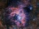 Der Tarantelnebel 30 Doradus, basierend auf Daten des Very Large Telescope und des Visible and Infrared Survey Telescope for Astronomy (Hintergrund) und SOFIA (Magnetfeldlinien). (Credits: Background: ESO, M.-R. Cioni / VISTA Magellanic Cloud survey. Acknowledgment: Cambridge Astronomical Survey Unit. Streamlines: NASA / SOFIA)