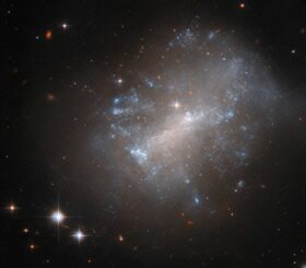 Hubble-Aufnahme der diffusen, irregulären Galaxie NGC 7292. (Credits: ESA / Hubble & NASA, C. Kilpatrick)