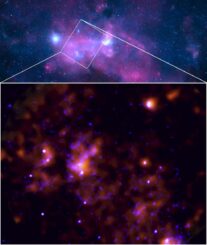 Beobachtungen von Sagittarius A*. Unten: IXPE-Daten (orange) und Chandra-Daten (blau). Oben: Ein wesentlich größeres Blickfeld mit dem Zentrum der Milchstraßen-Galaxie, wo Sagittarius A* liegt. (Credits: IXPE: NASA / MSFC / F. Marin et al; Chandra: NASA / CXC / SAO; Image Processing: L.Frattare, J.Major & K.Arcand)