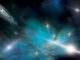 Illustration von Sternen, Schwarzen Löchern und Nebeln über einem Netz, das das Gefüge der Raumzeit darstellen soll. Störungen in diesem Raumzeitgefüge werden als Gravitationswellen bezeichnet. (Credit: NANOGrav collaboration; Aurore Simonet)