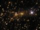 Hubble-Aufnahme des Galaxienhaufens eMACS J1353.7+4329, der als Gravitationslinse agiert. (Credits: ESA / Hubble & NASA, H. Ebeling)