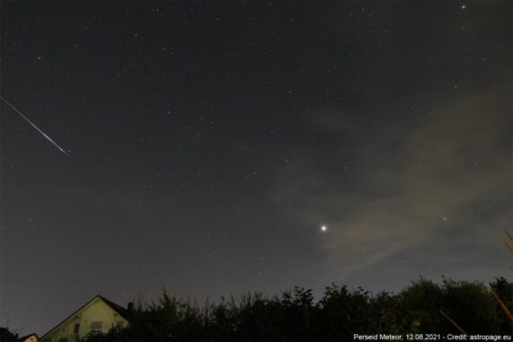 Perseiden-Meteor, aufgenommen im August 2021. (Credits: astropage.eu) Perseiden-Meteor, aufgenommen im August 2021. (Credits: astropage.eu)