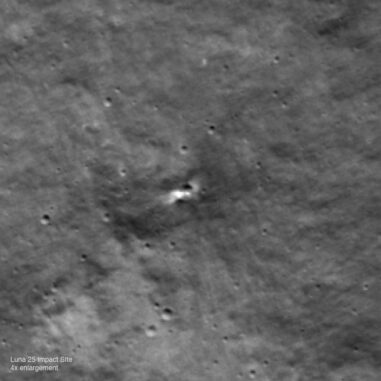 Vierfach vergrößerte LROC-Aufnahme mit der wahrscheinlichen Einschlagstelle von Luna 25 in der Mitte. (Credits: NASA’s Goddard Space Flight Center / Arizona State University)
