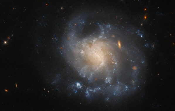 Hubble-Aufnahme der Galaxie IC 1776. (Credits: ESA / Hubble & NASA, A. Filippenko) Hubble-Aufnahme der Galaxie IC 1776. (Credits: ESA / Hubble & NASA, A. Filippenko)
