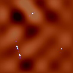 Dunkle-Materie-Fluktuationen im System MG J0414+0534. Weißblau repräsentiert die von ALMA beobachteten Abbilder. Orange zeigt die berechnete Verteilung der Dunklen Materie. (Credit: ALMA (ESO / NAOJ / NRAO), K. T. Inoue et al.))