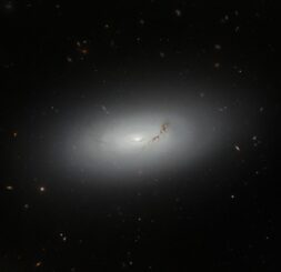 Hubble-Aufnahme der linsenformigen Galaxie NGC 3156. (Credits: ESA / Hubble & NASA, R. Sharples, S. Kaviraj, W. Keel)