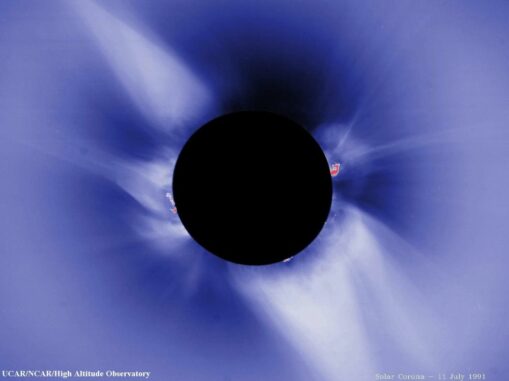 Die Sonnenkorona im Weißlicht. (Credits: UCAR / NCAR / High Altitude Observatory) Die Sonnenkorona im Weißlicht. (Credits: UCAR / NCAR / High Altitude Observatory)