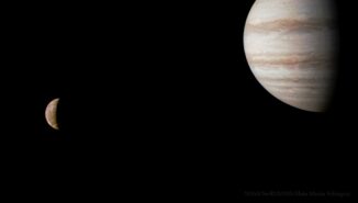 Jupiter und Io, aufgenommen von der Raumsonde Juno. (Credits: Image data: NASA / JPL-Caltech / SwRI / MSSS; Image processing by Alain Mirón Velázquez)