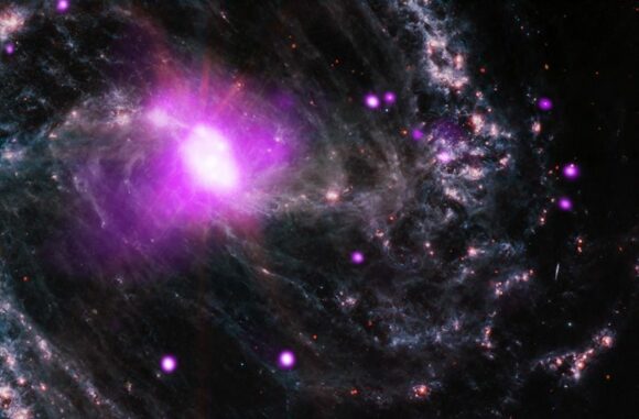 Die Galaxie NGC 1365. (Credits: NASA / CXC / SAO, JPL-Caltech, MSFC, STScI, ESA / CSA, SDSS, ESO)