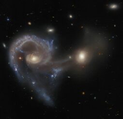 Hubble-Aufnahme des Galaxienpaars Arp 107. (Credits: ESA / Hubble & NASA, J. Dalcanton)
