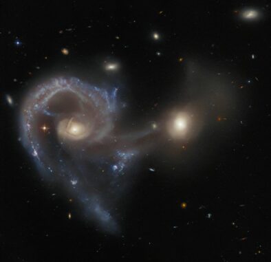 Hubble-Aufnahme des Galaxienpaars Arp 107. (Credits: ESA / Hubble & NASA, J. Dalcanton) Hubble-Aufnahme des Galaxienpaars Arp 107. (Credits: ESA / Hubble & NASA, J. Dalcanton)