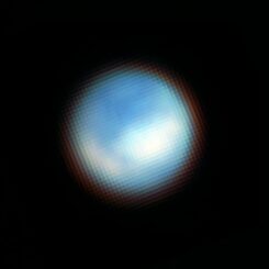 Der Jupitermond Europa, aufgenommen mit dem NIRCam-Instrument an Bord des James Webb Space Telescope. (Credits: Science Credit: Geronimo Villanueva (NASA / GSFC), Samantha Trumbo (Cornell Univ.), NASA, ESA, CSA. Image Processing Credit: Geronimo Villanueva (NASA / GSFC), Alyssa Pagan (STScI))