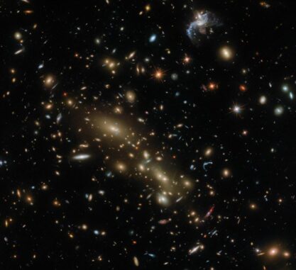 Hubble-Aufnahme des Galaxienhaufens Abell 3192. (Credit: ESA / Hubble & NASA, G. Smith, H. Ebeling, D. Coe)