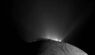 Cassini-Aufnahme des Saturnmondes Enceladus. Der Schatten von Enceladus auf den unteren Bereichen der Jets ist deutlich sichtbar. (Credits: NASA / JPL-Caltech / Space Science Institute)