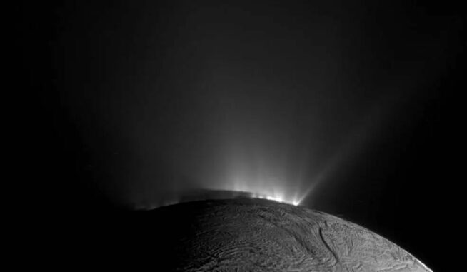 Cassini-Aufnahme des Saturnmondes Enceladus. Der Schatten von Enceladus auf den unteren Bereichen der Jets ist deutlich sichtbar. (Credits: NASA / JPL-Caltech / Space Science Institute) Cassini-Aufnahme des Saturnmondes Enceladus. Der Schatten von Enceladus auf den unteren Bereichen der Jets ist deutlich sichtbar. (Credits: NASA / JPL-Caltech / Space Science Institute)