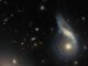 Bild des verschmelzenden Galaxienpaares Arp 122, basierend auf Daten des Weltraumteleskops Hubble und des Victor M. Blanko 4-Meter-Teleskops. (Credits: ESA / Hubble & NASA, J. Dalcanton, Dark Energy Survey / DOE / FNAL / DECam / CTIO / NOIRLab / NSF / AURA; Acknowledgement: L. Shatz)