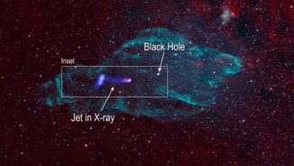 Ein teilchenbeschleunigender Jet im Supernova-Überrest W50. (Credits: X-ray: (IXPE): NASA / MSFC / IXPE; (Chandra): NASA / CXC / SAO; (XMM): ESA / XMM-Newton; IR: NASA / JPL / Caltech / WISE; Radio: NRAO / AUI / NSF / VLA / B. Saxton. (IR/Radio image created with data from M. Goss, et al.); Image Processing: NASA / CXC / SAO / N. Wolk & K.Arcand)