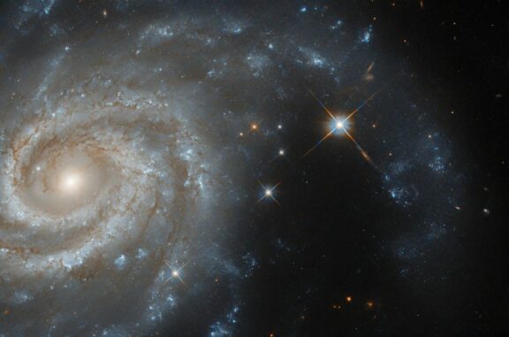 Hubble-Aufnahme der Galxie IC 438. (Credits: ESA / Hubble & NASA, R. J. Foley (UC Santa Cruz))