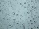Wassertropfen auf einer Glasscheibe. (Credits: Wikipedia / User: Justin417 / CC BY SA 4.0)