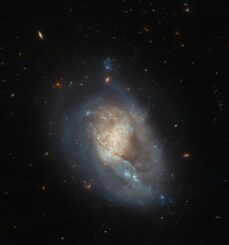 Hubble-Aufnahme der Zwerggalaxie IC 3476. (Credits: ESA / Hubble & NASA, M. Sun)