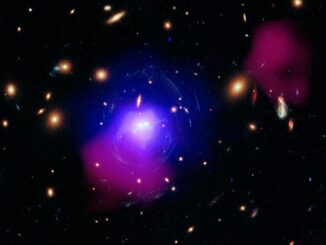 Der Galaxienhaufen SDSS J1531+3414, basierend auf Daten in verschiedenen Wellenlängen. (Credits: NASA / CXC / SAO / O. Omoruyi et al.; Optical: NASA / ESA / STScI / G. Tremblay et al.; Radio: ASTRON / LOFAR; Image Processing: NASA / CXC / SAO / N. Wolk)