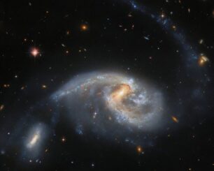 Das interagierende Galaxienpaar Arp 72, basierend auf Daten des Weltraumteleskops Hubble und des Victor M. Blanco 4-Meter-Teleskops. (Credits: ESA / Hubble & NASA, L. Galbany, J. Dalcanton, Dark Energy Survey / DOE / FNAL / DECam / CTIO / NOIRLab / NSF / AURA)