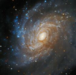Die Galaxie IC 4633, basierend auf Daten des Weltraumteleskops Hubble und des Victor M. Blanco 4-Meter-Teleskop. (Credits: ESA / Hubble & NASA, J. Dalcanton, Dark Energy Survey / DOE / FNAL / DECam / CTIO / NOIRLab / NSF / AURA; Acknowledgement: L. Shatz)