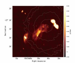 GMRT-Bild der Zentralregion des Hydra-Galaxienhaufens mit der Plasmastruktur, die als Flying Fox bezeichnet wird. (Credit: Kohei Kurahara)