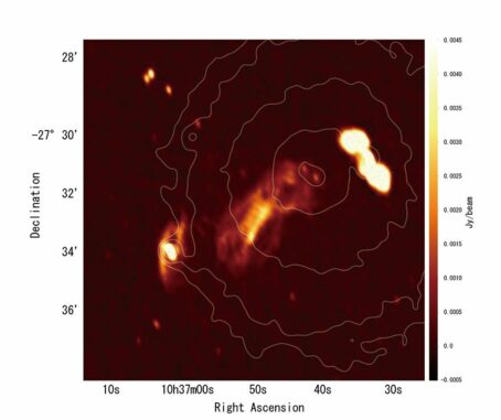 GMRT-Bild der Zentralregion des Hydra-Galaxienhaufens mit der Plasmastruktur, die als Flying Fox bezeichnet wird. (Credit: Kohei Kurahara) GMRT-Bild der Zentralregion des Hydra-Galaxienhaufens mit der Plasmastruktur, die als Flying Fox bezeichnet wird. (Credit: Kohei Kurahara)