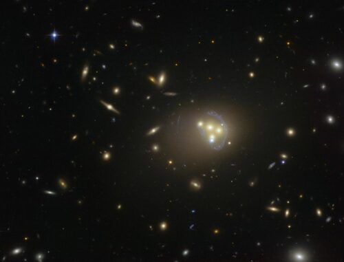 Hubble-Aufnahme des Galaxienhaufens Abell 3827. (Credits: ESO)