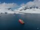 Das Forschungsschiff RRS Sir David Attenborough in der Antarktis. (Credit: British Antarctic Survey)