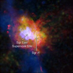 Sagittarius A East, beschriftet. (Credit: X-ray: NASA / CXC / McGill Univ. / M. Balakrishnan et al.; Radio: NSF / NRAO / VLA; Sub-mm: EAO / James Clerk Maxwell Telecope; Image Processing: NASA / CXC / SAO / P. Edmonds, N. Wolk)