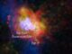 Sagittarius A East, beschriftet. (Credit: X-ray: NASA / CXC / McGill Univ. / M. Balakrishnan et al.; Radio: NSF / NRAO / VLA; Sub-mm: EAO / James Clerk Maxwell Telecope; Image Processing: NASA / CXC / SAO / P. Edmonds, N. Wolk)