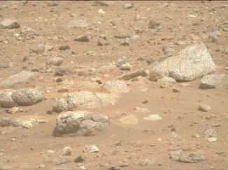 Ein Bild von hellen Steinen an einem Hang in der Region Lac de Charmes, aufgenommen vom Marsrover Perseverance am 30. August 2026 (Sol 1965). (Credit: NASA / JPL-Caltech / ASU)