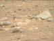 Ein Bild von hellen Steinen an einem Hang in der Region Lac de Charmes, aufgenommen vom Marsrover Perseverance am 30. August 2026 (Sol 1965). (Credit: NASA / JPL-Caltech / ASU)