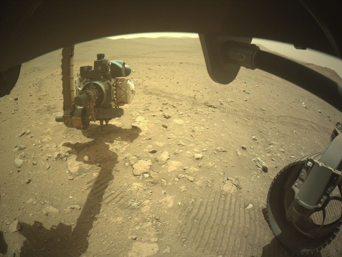 Perseverance benutzt seinen Instrumentenarm, um einen möglichen Brekkzienaufschluss zu untersuchen. Aufnahme vom 27. September 2026 (Sol 1992). (Credits: NASA / JPL-Caltech)