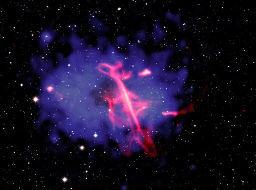 Kompositbild des sogenannten kosmischen Violinschlüssels. (Credits: X-ray: NASA / CXC / INAF-IRA / A. Botteon et al.; Infrared: UKIDSS-GPS ; Radio: ASTRON / LOFAR; Image processing: NASA / CXC / SAO / N. Wolk)