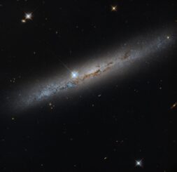 Die Spiralgalaxie NGC 1827 in Kantenansicht, aufgenommen vom Weltraumteleskop Hubble. (Credits: NASA, ESA, Michael Jones (California Institute of Technology); Image Processing: Gladys Kober (NASA / Catholic University of America))