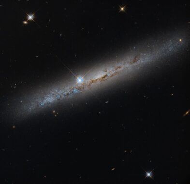 Die Spiralgalaxie NGC 1827 in Kantenansicht, aufgenommen vom Weltraumteleskop Hubble. (Credits: NASA, ESA, Michael Jones (California Institute of Technology); Image Processing: Gladys Kober (NASA / Catholic University of America)) Die Spiralgalaxie NGC 1827 in Kantenansicht, aufgenommen vom Weltraumteleskop Hubble. (Credits: NASA, ESA, Michael Jones (California Institute of Technology); Image Processing: Gladys Kober (NASA / Catholic University of America))