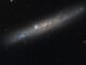 Die Spiralgalaxie NGC 1827 in Kantenansicht, aufgenommen vom Weltraumteleskop Hubble. (Credits: NASA, ESA, Michael Jones (California Institute of Technology); Image Processing: Gladys Kober (NASA / Catholic University of America))